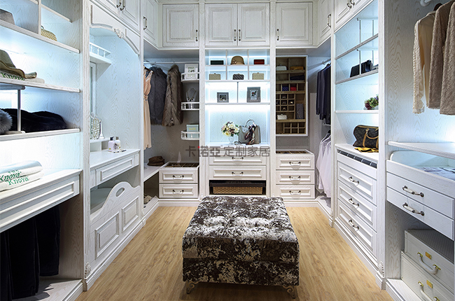 步入式衣帽間怎么樣？步入式衣帽間的優(yōu)缺點(diǎn)有哪些？