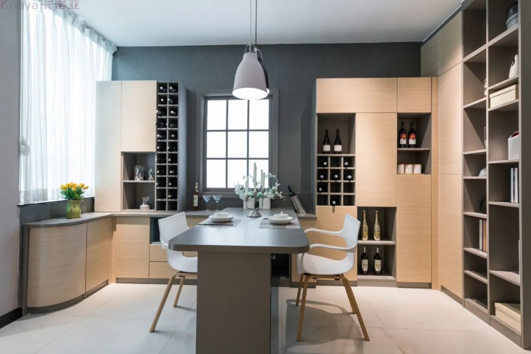 餐邊柜和餐桌融為一體，更節(jié)省空間