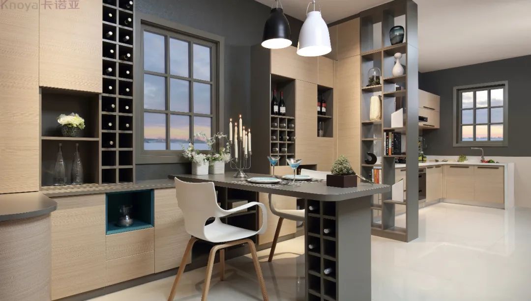 餐邊柜和餐桌融為一體，更節(jié)省空間